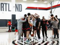 九游娱乐官方平台-包含杨瀚森NBA新定妆照发布：身披开拓者16号红袍，张开双臂迎接新赛季的词条